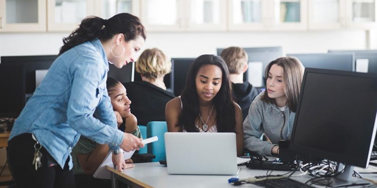 ڕاهێنانی تیۆری بەبێ کارامەیی کێشەی سەرەکی پیشەسازی/زانکۆیە، چی دەکات؟